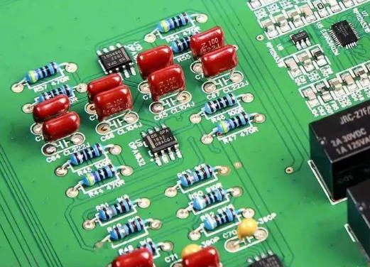 運(yùn)算放大器反饋網(wǎng)絡(luò)中電阻電容的補(bǔ)償設(shè)計(jì)與穩(wěn)定性分析